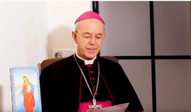 Biskup Schneider sa prihovára Slovákom: ctite si Eucharistiu!