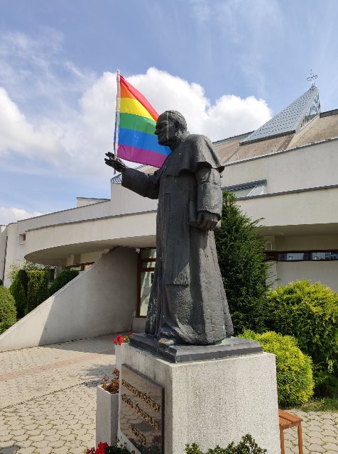 Sodomiti útočia, v Petržalke vyvesili dúhovú vlajku na sochu Jána Pavla II.