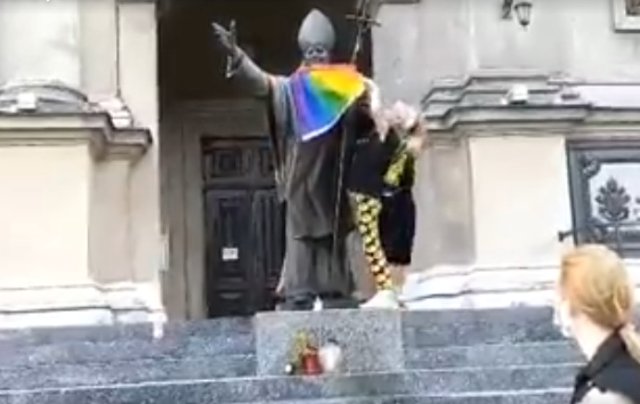Komunita LGBT v Polsku znesvěcuje sochu papeže Jana Pavla II.