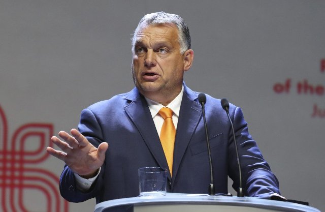 Lesbická kráľovná, rodovo neutrálny jeleň. Pri maďarskej detskej LGBT knižke vraví Orbán o červenej čiare.