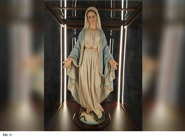 Pri jubileu Zázračnej medaily pápež požehná putovnú sochu Panny Márie
