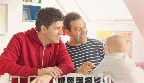 Gender šialenstvo pokračuje! Traja gayovia si adoptovali dieťa.