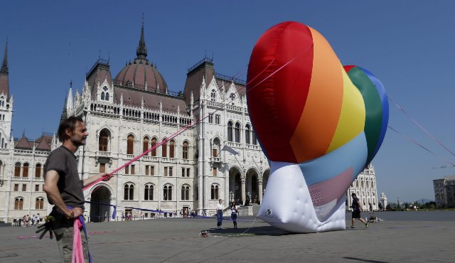 Europarlament odporučil plošné uznanie LGBT partnerstiev a rodičovstva v celej EÚ