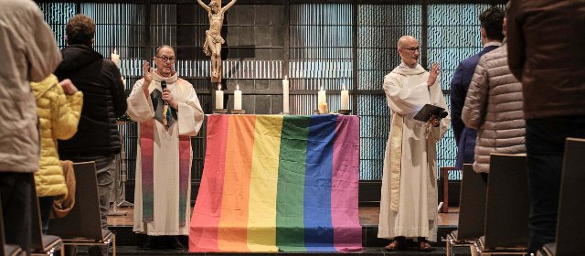 Nemeckí kňazi zaslali biskupom list: Ďakujú im za podporu požehnávania homosexuálnych párov