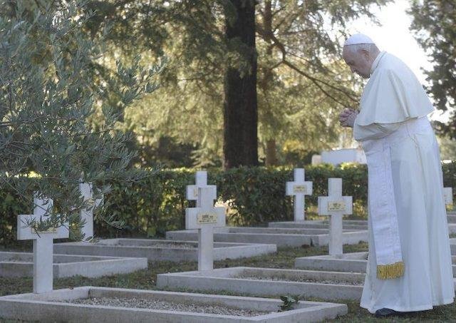 Pápež sa modlí za zosnulých na Francúzskom vojenskom cintoríne na Monte Mario