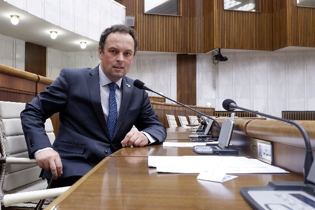 Vyjadrenie: Poslanec NR SR Martin Čepček k zákazom pre veriacich