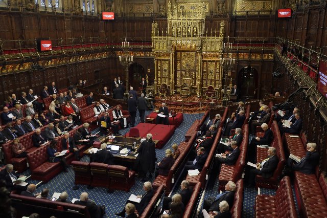 Muži na ženských oddeleniach: Britské sestričky prichádzajú o prácu pre kritiku transrodovej politiky