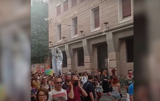 Na dúhovom pochode v Taliansku niesli Pannu Máriu s odhaleným hrudníkom
