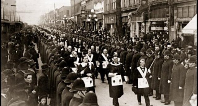 Slobodomurári na pochode v r. 1917: "Satan musí vládnuť vo Vatikáne" a reakcia Maximiliána Kolbeho