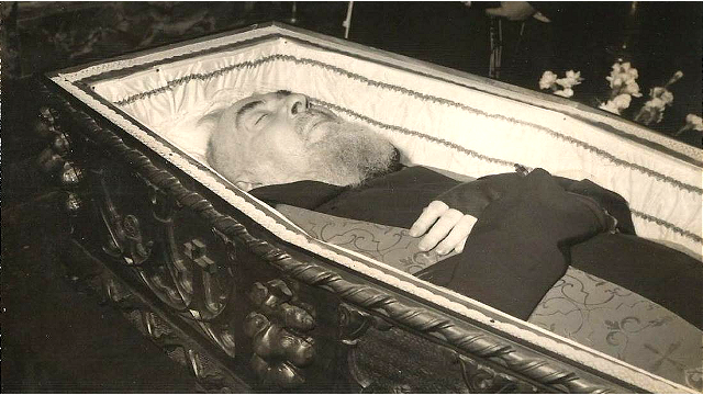 Sedel vo svojom kresle a takto zomrel