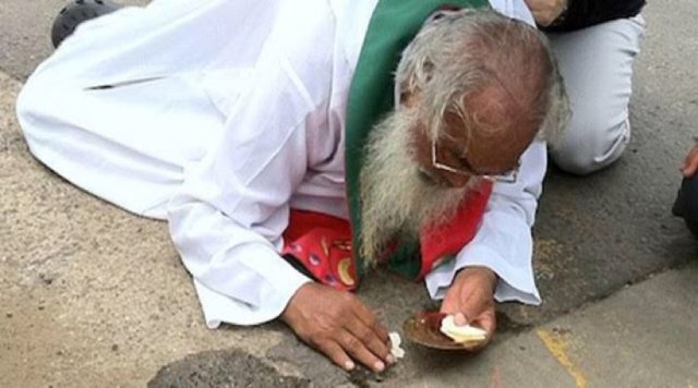 Kruté rany zhodili kňaza na zem. On chránil pošliapanú Eucharistiu