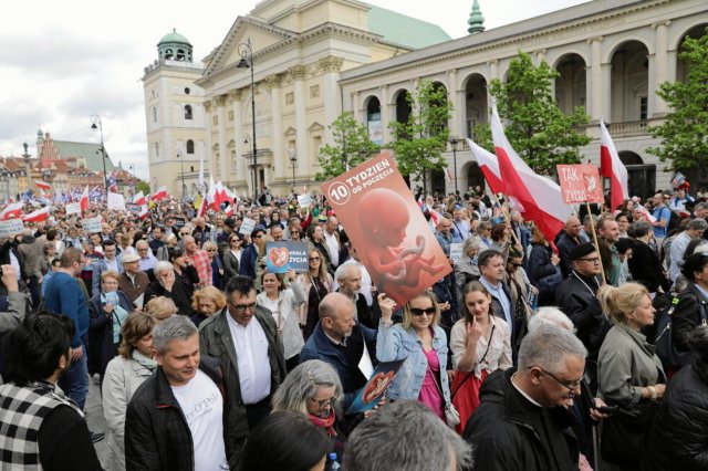 50 000 ľudí sa pripojilo k poľskému Pochodu za život uprostred tlaku vlády na zrušenie zákazu potratov