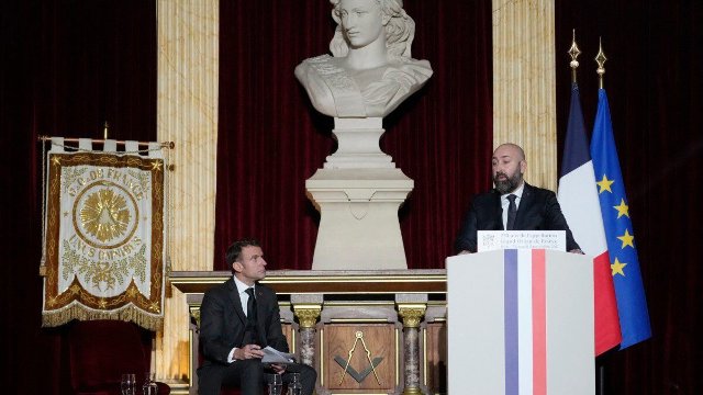 Macron prijíma usmernenia od slobodomurárov o eutanázii
