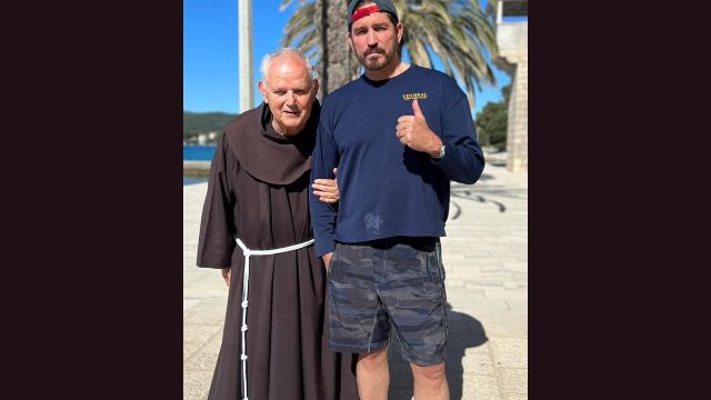 Jim Caviezel v Medžugori, na návšteve u Joza Zovka i vizionára Ivana dostal darom ruženec od Rytierov Nepoškvrnenej