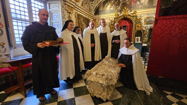 Otvorenie hrobu sv. Terézie Avilskej - neporušené telo od roku 1582