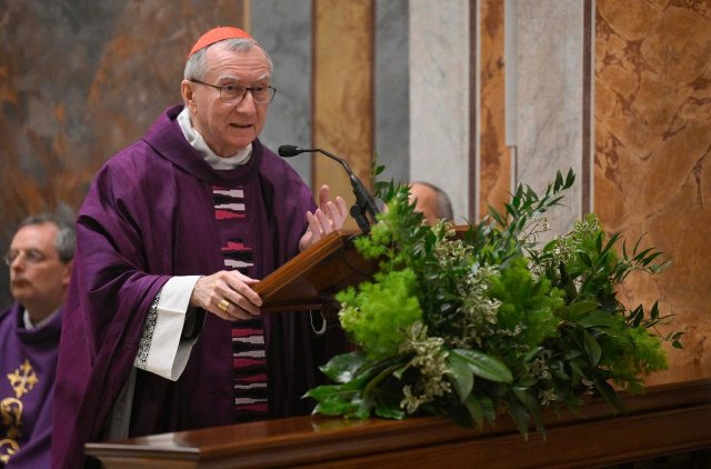 Kard. Parolin: Vojna sa rodí v srdci a odzbrojiť treba najprv jazyk