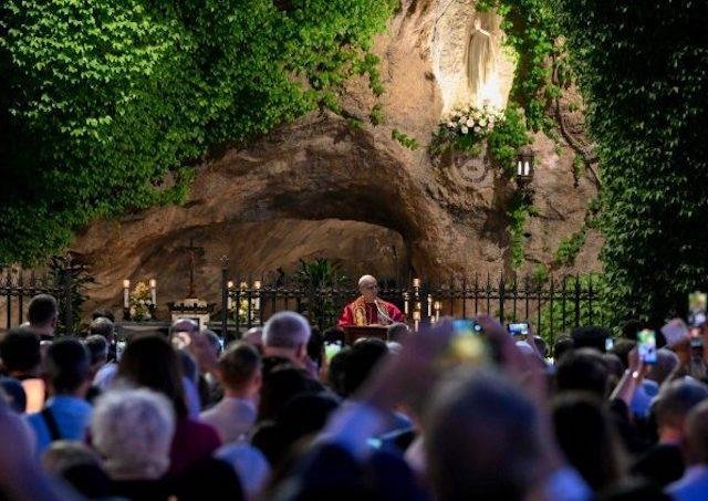 Pápež na záver mariánskeho mesiaca: Chváľme Boha a vyhýbajme sa nesúladu