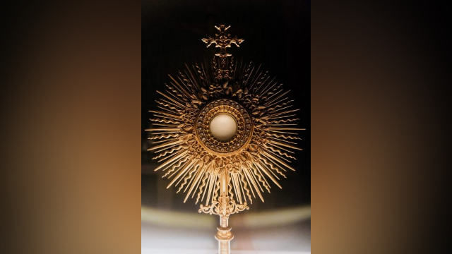 Duchovný boj počas eucharistickej adorácie