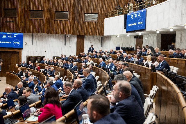 Slovensko schválilo historickú novelu Ústavy