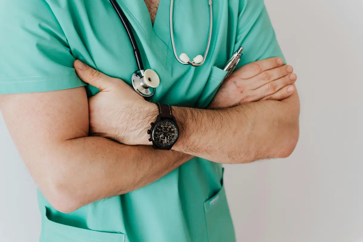 Francúzskeho gynekológa, ktorý odmietol vyšetriť muža, obviňujú z diskriminácie
