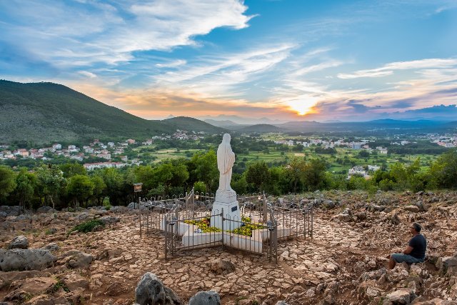 Sila Medžugoria pri exorcizme: Démoni zúfalo kričali kvôli obyčajným kameňom z Podbrda